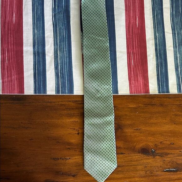 Tommy Hilfiger 100% silk  Green Patterned Men's Tie impeccable - Picture 1 of 7
